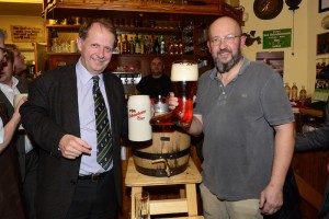 Brau Union Österreich Generaldirektor Markus Liebl und Holunderstrauch-Chef Gerhard Müller genießen das Schwechater Wiener Lager