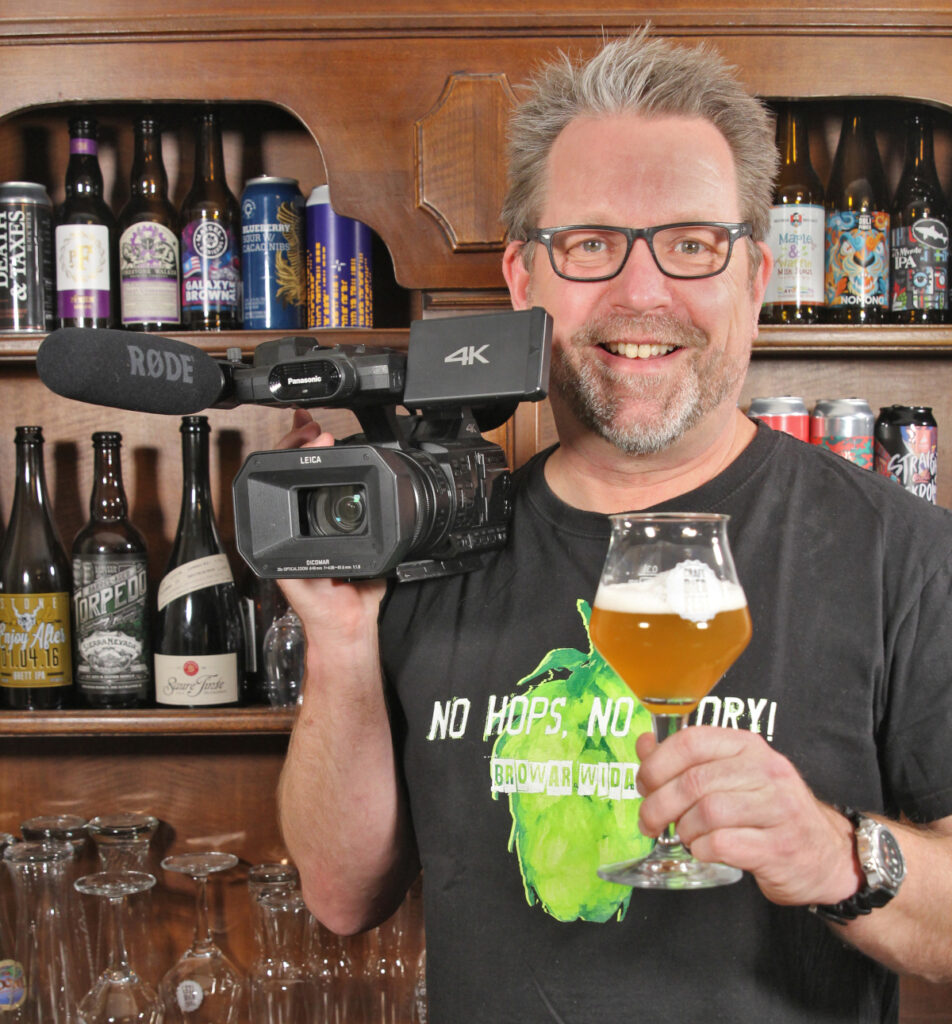 Der Bierblogger Martin Voigt mit seinem Video-Equipment.
